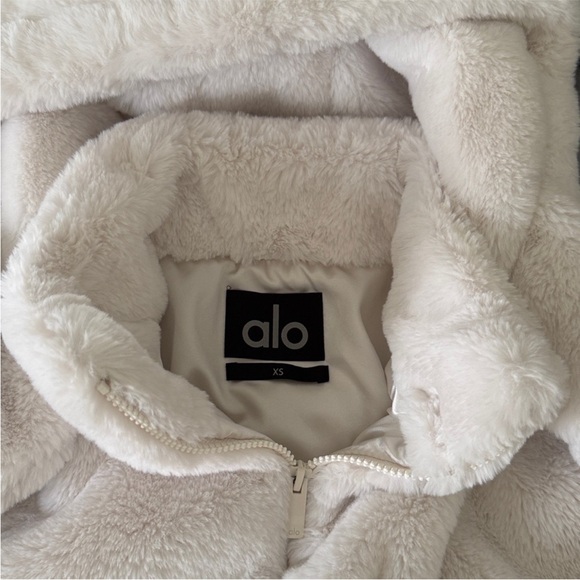 LIKE NEW ALO Faux Fur Foxy Jacket, Ivory, size XS - Picture 7 of 10